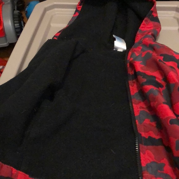 This a kidget Red Camouflage jacket size 3T - Picture 2 of 2